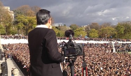 40099-430250-psy-attends-paris-flash-mob-for-gangnam-style-20-000-fans-join-togethe