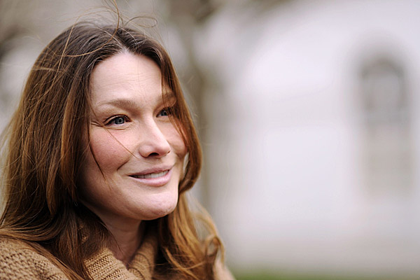 Carla Bruni w coverze utworu Miss You Carla Bruni w coverze utworu Miss You