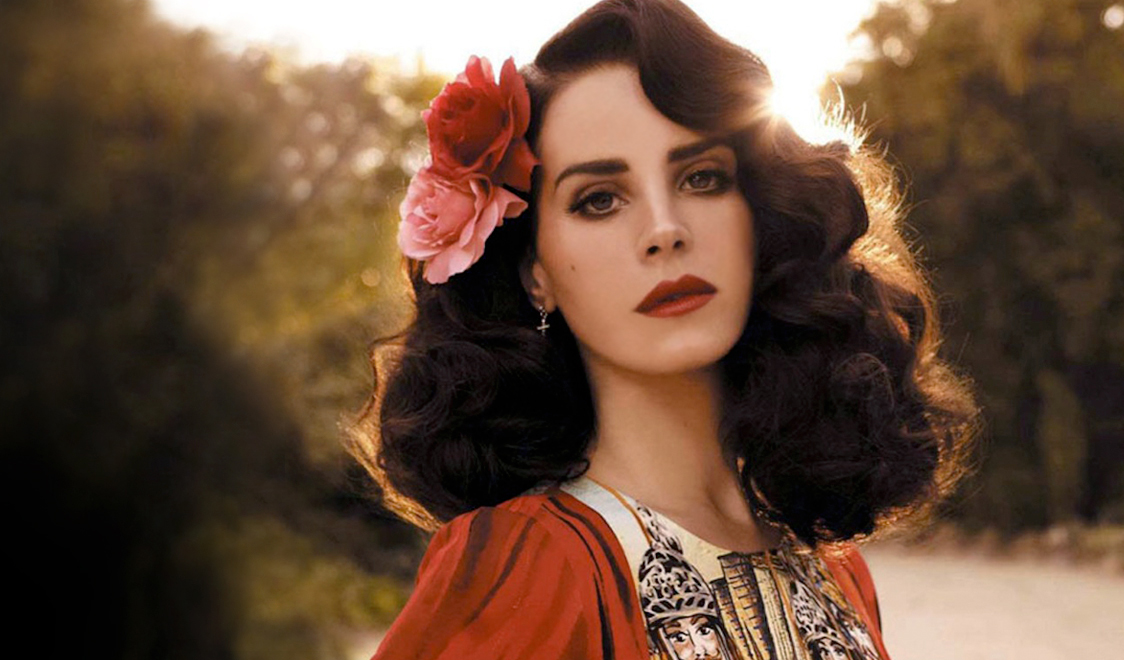 Lana del Rey w polskich mediach wciąż szokuje. Felieton Anieli Bocheńskiej Lana del Rey w polskich mediach wciąż szokuje. Felieton Anieli Bocheńskiej