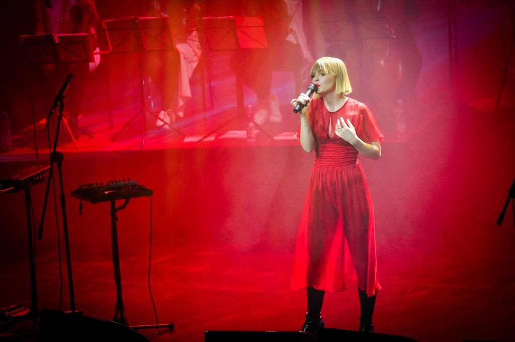 Julia Marcell z orkiestrą Bartosza Staszkiewicza rozpoczęła 19. Toruński Festiwal Nauki i Sztuki. Relacja Łukasza Jaćkiewicza Julia Marcell z orkiestrą Bartosza Staszkiewicza rozpoczęła 19. Toruński Festiwal Nauki i Sztuki. Relacja Łukasza Jaćkiewicza