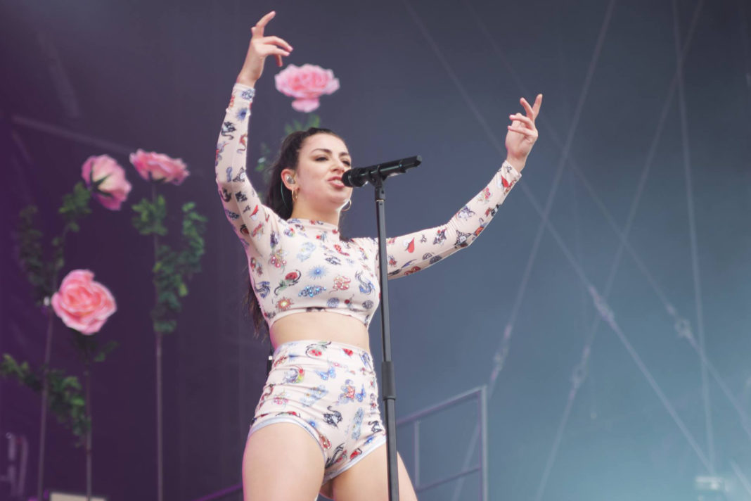 Charli xcx ogłasza Party Girl Festival w Londynie Charli xcx ogłasza Party Girl Festival w Londynie