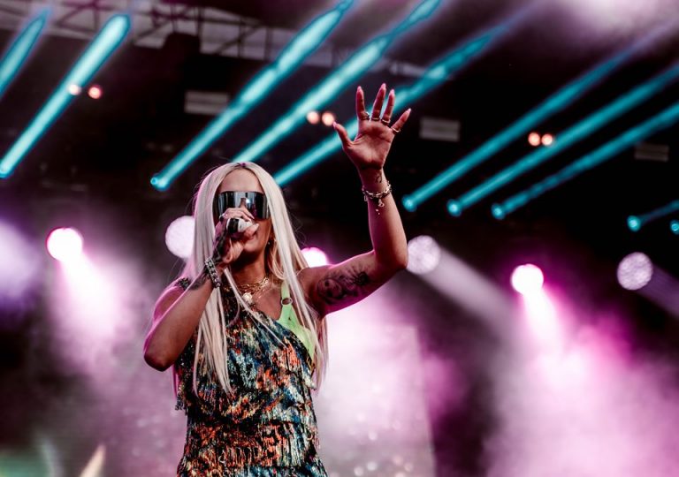 Rita Ora niesie wszystkim radość