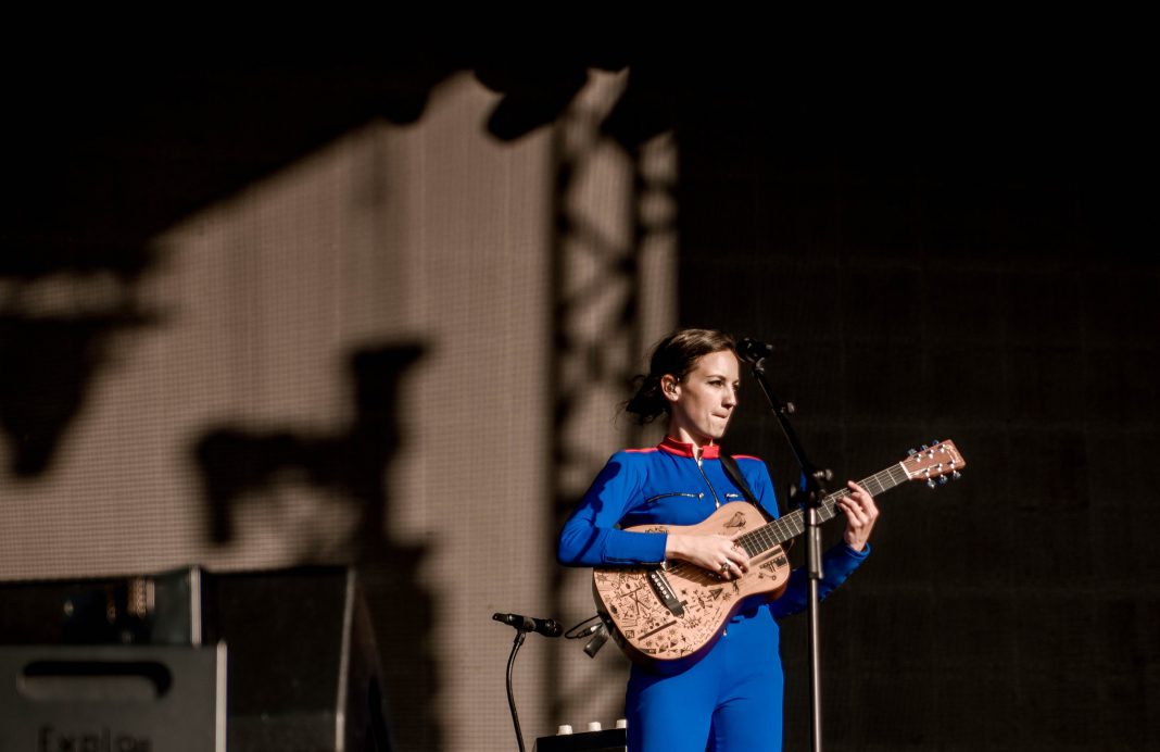 „Jednoosobowy band, a szkoda. Wiele na tym traci”. JAIN wystąpiła na Open’er Festival 2019. Relacja Łukasza Jaćkiewicza i zdjęcia Doroty Kutnik „Jednoosobowy band, a szkoda. Wiele na tym traci”. JAIN wystąpiła na Open’er Festival 2019. Relacja Łukasza Jaćkiewicza i zdjęcia Doroty Kutnik