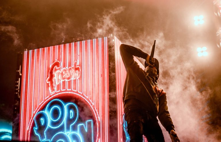 Travis Scott w epoce brązu?  Raper pojawił się w zwiastunie „Odysei” Nolana