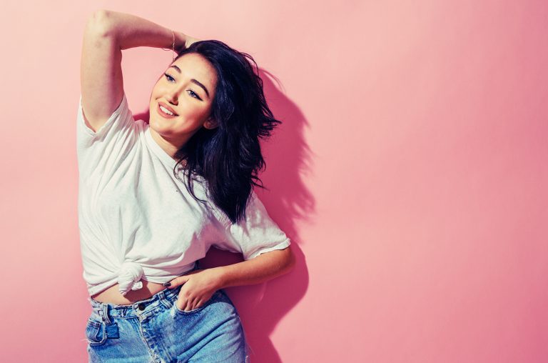 Noah Cyrus w nowym albumie odsłania intymną opowieść o rodzinie i dorastaniu