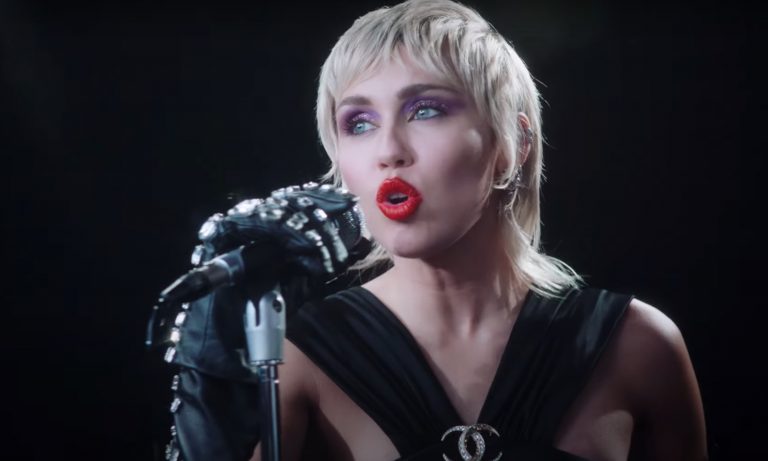 Ciocia Dolly i Miley Cyrus w nowej wersji Light of a Clear Blue Morning