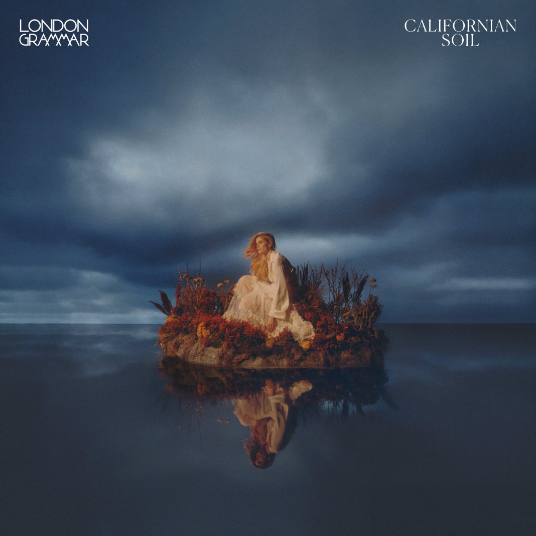 Opowieść o tym, jak zostać liderką i twardo stąpać po (kalifornijskiej) ziemi. London Grammar – Californian Soil, 2021 (recenzja) Opowieść o tym, jak zostać liderką i twardo stąpać po (kalifornijskiej) ziemi. London Grammar – Californian Soil, 2021 (recenzja)