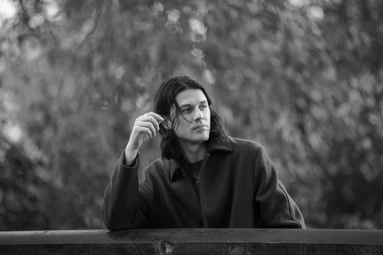 James Bay łączy siły z Jonem Batiste w nowym singlu Sunshine In The Room