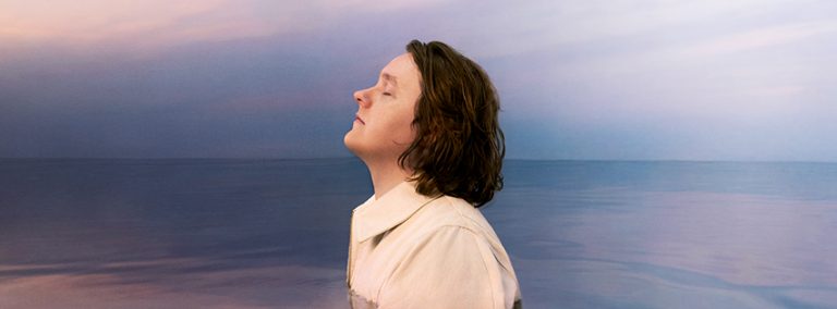 Lewis Capaldi prezentuje singiel Stay Love