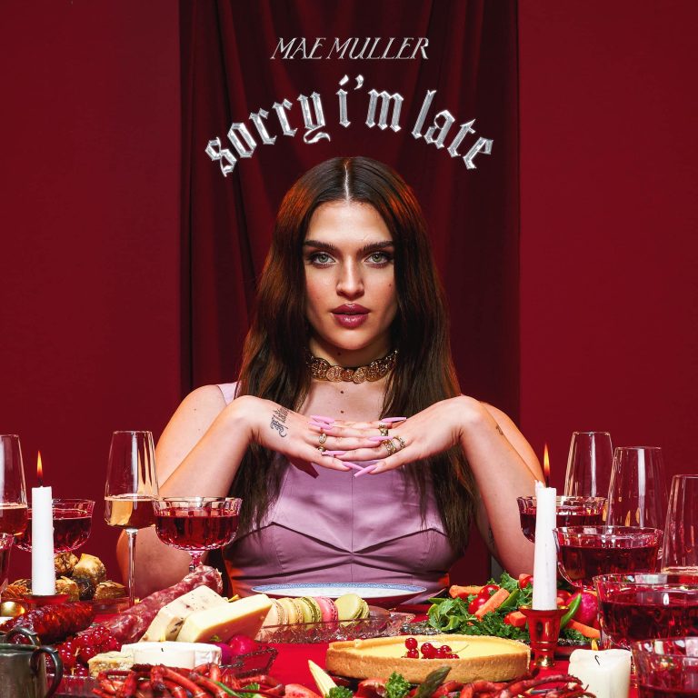 Spóźniona premiera warta zachodu? Mae Muller — Sorry I’m Late, 2023 (recenzja) 