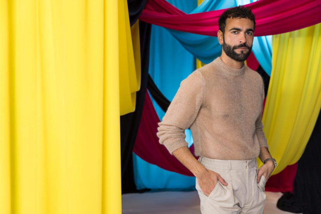 Marco Mengoni prezentuje teledysk do Pazza Musica Marco Mengoni prezentuje teledysk do Pazza Musica