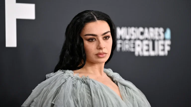 Coraz bliżej premiery The Moment z Charli XCX